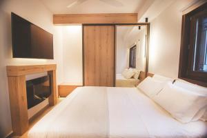Postel nebo postele na pokoji v ubytování Lithos House & Spa