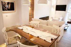 TV a/nebo společenská místnost v ubytování Lithos House & Spa