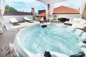 Bazén v ubytování Lithos House & Spa nebo v jeho okolí