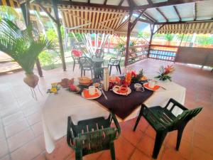 una mesa con comida en un pabellón en Maison intime à Plessis Nogent avec piscine partagée, en Sainte-Rose