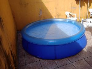 a large blue tub sitting on a tile floor at casa aconchegante e completa in Mongaguá
