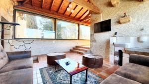 ein Wohnzimmer mit Couch und Kamin in der Unterkunft Maison charmante au cœur de Puy-l'Évêque avec piscine partagée in Puy-lʼÉvêque