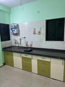 ナーグプルにあるSelf Check In 3BHK Houseのシンクとカウンタートップのあるキッチン
