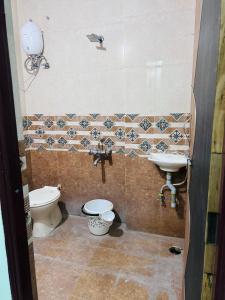 ナーグプルにあるSelf Check In 3BHK Houseのトイレと洗面台付きのバスルーム +24枚の写真