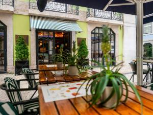 Restoran atau tempat lain untuk makan di Browns Central Hotel