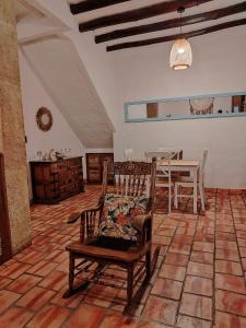 a living room with a chair and a table at Apartamento Colonial VaraEchada in Barichara