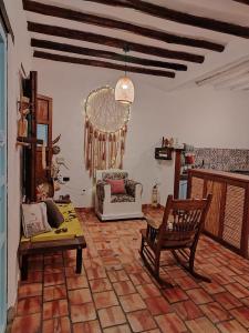 a living room with a couch and a table at Apartamento Colonial VaraEchada in Barichara