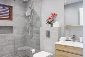 een badkamer met douche, toilet en wastafel bij Sapphire Residence in Willemstad +45 foto's