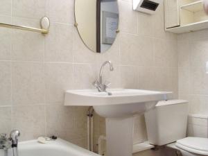 a bathroom with a sink and a toilet and a mirror at Appartement cosy à Canet-en-Roussillon de 25 m² avec terrasse in Canet-en-Roussillon +9 photos