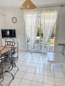 TV a/nebo společenská místnost v ubytování Maison confortable Saint-Saturnin