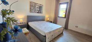 Un dormitorio con una cama y una planta. en Casa Amerigo Vespucci, en Codaruina