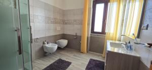 Un baño con lavabo, inodoro y ducha. en Casa Amerigo Vespucci, en Codaruina 34 fotos más