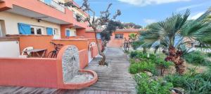 une passerelle en bois menant à un bâtiment dans l'établissement Studio charmant à Hyères - 20 m² - Terrasse accueillante, à Hyères