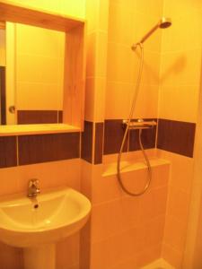 une salle de bain avec douche et lavabo dans l'établissement Studio charmant à Hyères - 20 m² - Terrasse accueillante, à Hyères