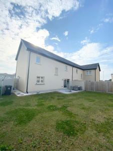Foto dalla galleria di Luxury 3 bedroom home Newbridge - 25 minute Direct train to Dublin City a Newbridge