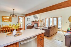 Χώρος καθιστικού στο Private Spa, Fire Pit and Deck Poconos Home!