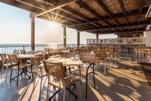 un ristorante con tavoli e sedie su un molo di Rooms Savudrija Plava Laguna a Savudrija