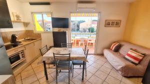 Kuchyňa alebo kuchynka v ubytovaní Studio confortable à Hyères 22 m² + Terrasse C