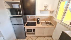 Kuchyňa alebo kuchynka v ubytovaní Studio confortable à Hyères 22 m² + Terrasse C