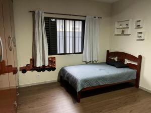 アチバイアにあるRecanto Aparecida lazer, piscina climatizadaのベッドと窓のある寝室 +83枚の写真