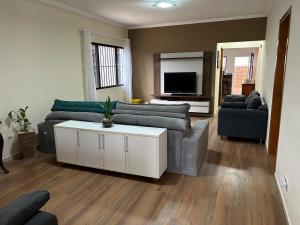 アチバイアにあるRecanto Aparecida lazer, piscina climatizadaのソファ2つとテレビのあるリビングルーム