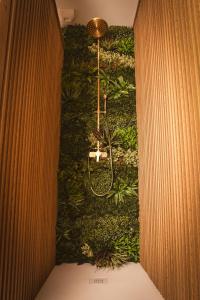 a bathroom with a green wall with a shower at Magnifique Loft Festif in Saint-Pourçain-sur-Sioule