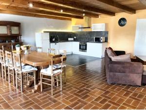 Kuchyň nebo kuchyňský kout v ubytování Maison conviviale à Bagnols avec terrasse et jardin