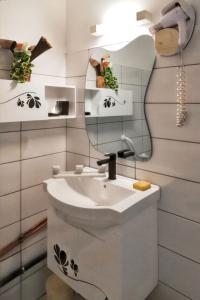 a bathroom with a sink and a mirror at Studio charmant à Sainte-Luce, 28 m², terrasse et jardin. in Sainte-Luce