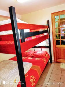 kilka łóżek piętrowych w pokoju w obiekcie Appartement cosy à Alfortville - 30 m² - Jardin privé w mieście Alfortville