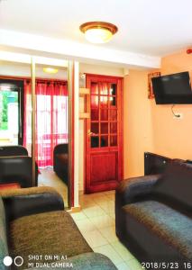 salon z kanapami i czerwonymi drzwiami w obiekcie Appartement cosy à Alfortville - 30 m² - Jardin privé w mieście Alfortville
