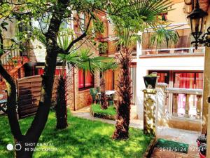 ogród z palmami przed budynkiem w obiekcie Appartement cosy à Alfortville - 30 m² - Jardin privé w mieście Alfortville