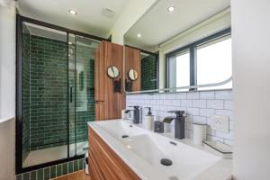 un baño con lavabo y espejo en La Vigie, maison face à la Canche, en Étaples 54 fotos más