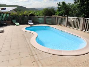 Bazén v ubytování Appartement spacieux à Bouillante avec piscine partagée nebo v jeho okolí