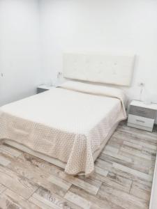 Postel nebo postele na pokoji v ubytování Charming apartment near Costa Adeje with pool