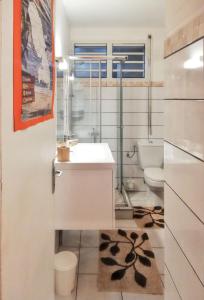 a bathroom with a sink and a toilet at Studio accueillant à Sainte-Luce, 30 m² avec jardin privé in Sainte-Luce +14 photos
