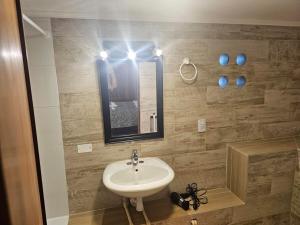 un bagno con lavandino e specchio di Alto Mar la Lisera ad Arica Altre 12 foto