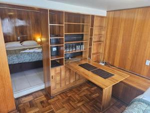 Camera piccola con scrivania in legno. di Alto Mar la Lisera ad Arica