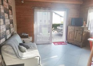 Televízia a/alebo spoločenská miestnosť v ubytovaní Maison charmante avec vue sur montagne près d'Yssingeaux