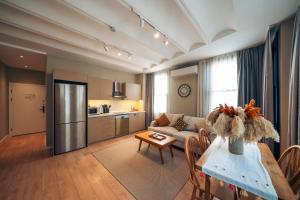 una sala de estar con un sofá y una mesa en Galata Guest Teori, en Estambul