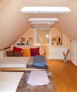 ein Schlafzimmer mit einem großen Bett im Dachgeschoss in der Unterkunft Maison de caractère à Pierrefiche avec piscine privée in Pierrefiche