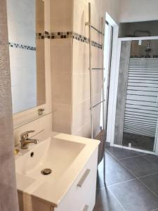Ένα μπάνιο στο Maison de charme à Vendres avec jardin clôturé