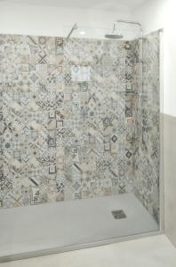 Koupelna v ubytování Comfortable Apartment in Arona, 50 m², Shared Pool