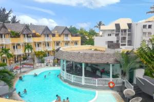 una vista dall'alto di una piscina in un resort di Appartement familial avec piscine à Saint Gilles, 80 m² a Saint-Gilles-les Bains Altre 3 foto