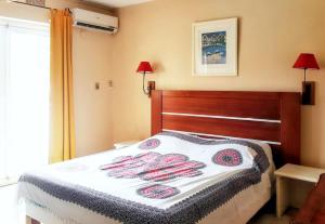 una camera da letto con un letto con asciugamani sopra di Appartement familial avec piscine à Saint Gilles, 80 m² a Saint-Gilles-les Bains