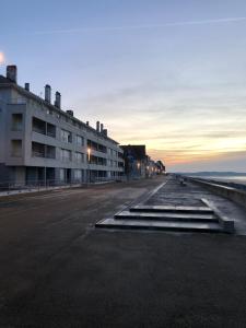 una calle vacía con un edificio y el océano en seagarden wissant, en Wissant 17 fotos más
