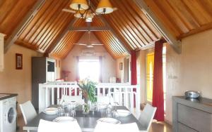 una sala da pranzo con un tavolo e sedie bianche di Appartement familial avec piscine à Saint Gilles, 80 m² a Saint-Gilles-les Bains