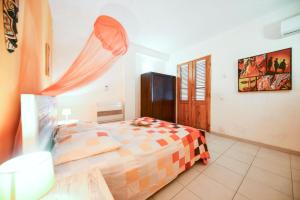 une chambre avec un lit et une fenêtre dans l'établissement Maison spacieuse à Pointe-Noire avec piscine partagée 110 m², à Pointe-Noire 6 autres photos