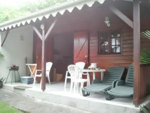 Patio nebo venkovní prostory v ubytování Maison charmante à Deshaies avec vue sur montagne + jardin