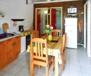 Kuchyň nebo kuchyňský kout v ubytování Maison charmante à Deshaies avec vue sur montagne + jardin