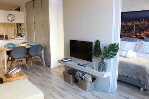 TV a/nebo společenská místnost v ubytování Piso nuevo al lado de la Sagrada Familia.